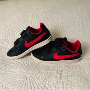 Girls Nike Sneakers - Black & Pink - Size 10 🦋